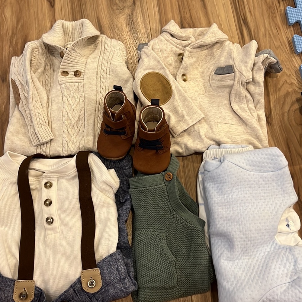 5 Newborn outfits with Robeez pair of shoes